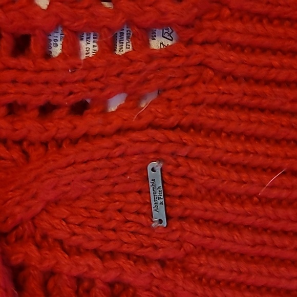 Abercrombie and Fitch Women's Red Cable Knit Sweater Size XS - Picture 3 of 4